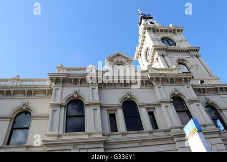 Drum-Theater (oder auch bekannt als Dandenong Rathaus in Dandenong Victoria Australien) mit klaren blauen Himmel Stockfoto