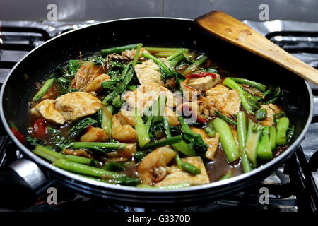 Stir Fry Tofu mit Garnelen und Choy Sum - asiatische Küche hausgemacht Stockfoto