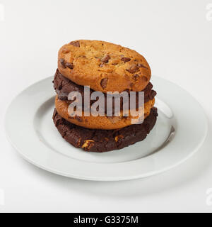 Cookies, Kekse mit Schokolade-Chips auf der Platte auf weißem Hintergrund. Schließen Sie die Seitenansicht. Stockfoto