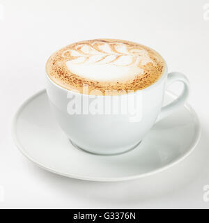 Leckeren Cappuccino in einer weißen Tasse auf dem Teller auf weißem Hintergrund. Schließen Sie die Seitenansicht. Stockfoto