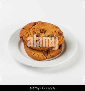 Leckeren Keks Kekse mit Schokolade-Chips auf der Platte auf weißem Hintergrund. Schließen Sie die Seitenansicht. Stockfoto