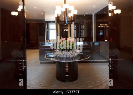 Leere Luxus Empfangshalle in modernem Bürogebäude Stockfoto