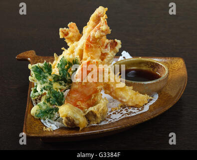 Tempura Garnelen (tiefe gebratenen Garnelen) mit Soja-Sauce. Gericht der japanischen und asiatischen Küche dekorieren. Schließen Sie die Seitenansicht. Stockfoto