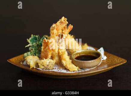 Tempura Garnelen (tiefe gebratenen Garnelen) mit Soja-Sauce. Gericht der japanischen und asiatischen Küche dekorieren. Schließen Sie die Seitenansicht. Stockfoto