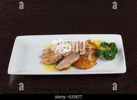 Fleischstücke zartes Kalbfleisch mit Soße, Bratkartoffeln und einer Scheibe Zitrone und Petersilie auf weißen Teller. Europäische Küche. Seite vi Stockfoto