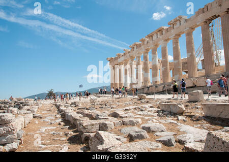 Der Parthenon in der Akropolis hohen Säulen Touristen blauen klaren Himmel, Athen Griechenland. Stockfoto