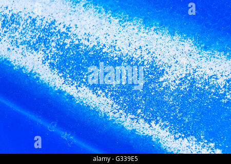 Nahaufnahme von der Sonne gebleicht blaue Farbe auf Panel des Kraftfahrzeugs Stockfoto