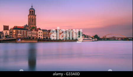 Die alte historische Stadt Deventer an der IJssel in den Niederlanden Stockfoto