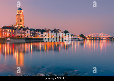 Die alte historische Stadt Deventer an der IJssel in den Niederlanden Stockfoto