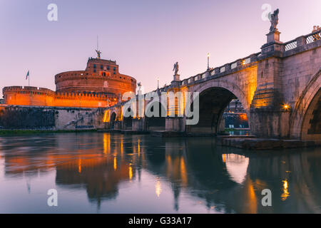 Sant Angelo Brücke und Castel Sant Angelo über den Tiber in der Morgendämmerung mit dem Mausoleum des Hadrian, Rom, Italien. Stockfoto