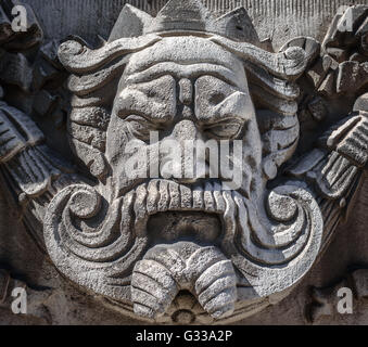 Das Gesicht eines Königs in Stein gemeißelt an der Fassade eines Gebäudes in Liverpool. Stockfoto