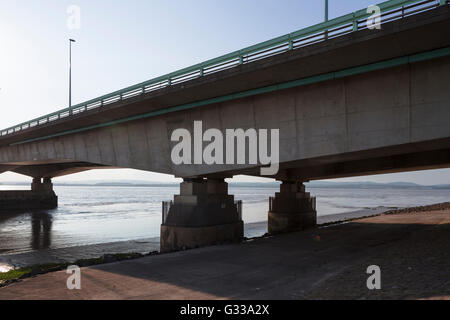 Die zweite Severn Crossing M4 Autobahnbrücke zwischen England und Wales, von Severn Strand in der Nähe von Bristol betrachtet. Stockfoto