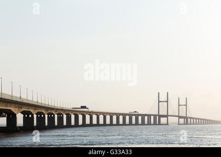 Die zweite Severn Crossing M4 Autobahnbrücke zwischen England und Wales, von Severn Strand in der Nähe von Bristol betrachtet. Stockfoto