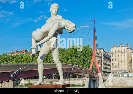 Das Gewicht von Oneself Statue auf der Saone Banken in der Nähe des Palais de Justice Fußgängerbrücke, Lyon, Rhone, Frankreich Stockfoto