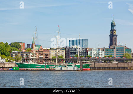 Hafentor in Hamburg mit dem Großschiff Rickmer Rickmers, der Kirche Saint Michaelis und der U-Bahn Stockfoto