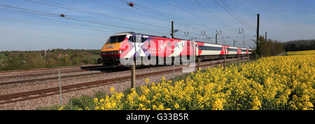 91110 flying Scotsman, Virgin Trains, elektrischer Hochgeschwindigkeitszug, East Coast Main Line Railway, in der Nähe des Dorfes Creeton Stockfoto