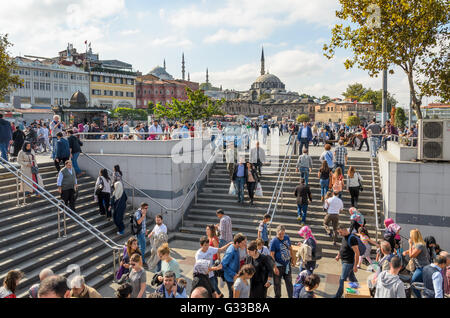 Istanbul, Türkei - 3. Oktober 2015: Menschen in Eminönü Platz hinter der Beyazit-Moschee Stockfoto