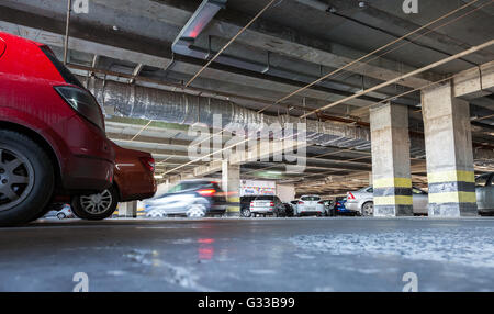 Verschiedene Autos auf dem Parkplatz Aurora-Shopping-mall Stockfoto