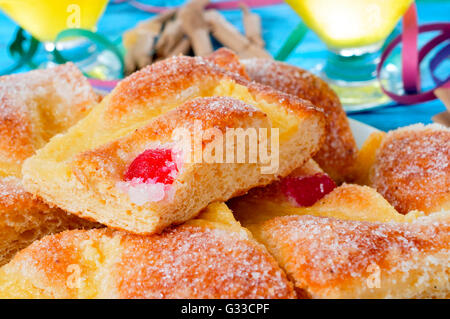 eine Platte mit Stücken von Coca de Sant Joan, eine typische süße Fladen aus Katalonien, Spanien, auf Saint Johns Eve, auf einem rustikalen gegessen Stockfoto