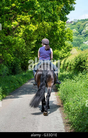 Reiter auf einem Feldweg in der englischen Landschaft. Einem sonnigen Sommertag. Stockfoto