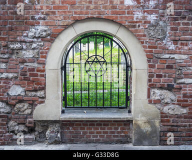 Der alte historische jüdische Remuh Friedhof im Stadtteil Kazimierz in Krakau, Polen, gegründet im Jahre 1535, betrachtet durch das Gitter. Stockfoto