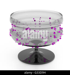 Leeres Glas isoliert auf weißem Hintergrund mit rosa Kristallen. Stockfoto