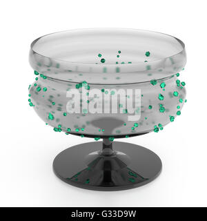 Leeres Glasvase isoliert auf weißem Hintergrund mit Smaragdkristalle. Stockfoto
