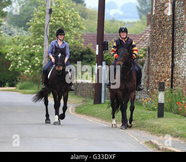 Zwei Pferde und Reiter auf öffentlichen Straßen. Stockfoto