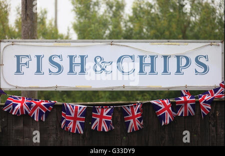 Fish &amp; Chips mit Union Jack Bunting Sign. Stockfoto