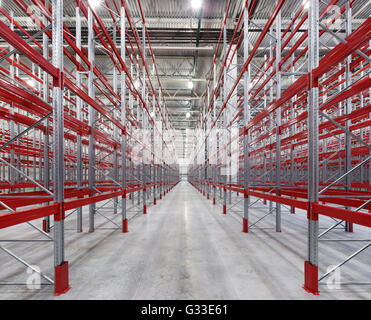 Industrieregale Paletten Regale innen riesige leere Lager.  Lagereinrichtungen. Stockfoto