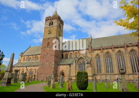 Dunblane Cathedral Scotland UK in der Nähe von Stirling mittelalterliche Kirche bunt Stockfoto