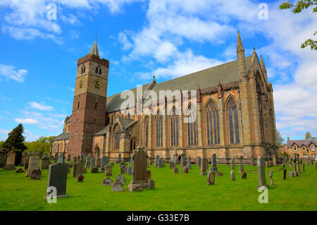 Dunblane Cathedral Scotland UK in der Nähe von Stirling mittelalterliche Kirche bunt Stockfoto