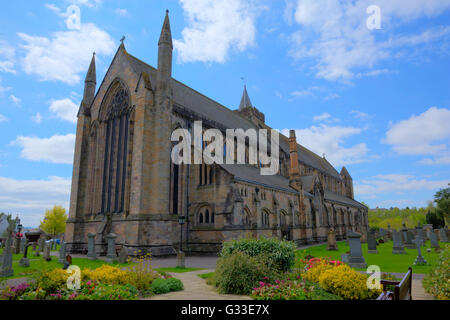 Dunblane Cathedral Scotland UK in der Nähe von Stirling mittelalterliche Kirche bunt Stockfoto