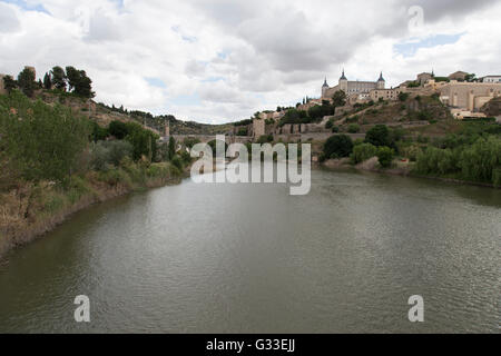 Tejo mit Blick auf Brücke Puente de Alcántara in Toledo, Spanien Stockfoto