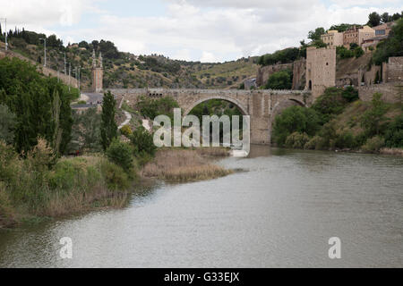 Tejo mit Blick auf Brücke Puente de Alcántara in Toledo, Spanien Stockfoto