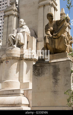 Statue des Schriftstellers Miguel de Cervantes Saavedra (links) und Charakter Aldonza Lorenzo (rechts) Plaza del Argüelles, Madrid, Spanien Stockfoto