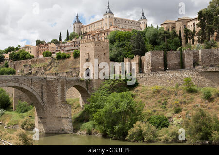 Tejo mit Blick auf Brücke Puente de Alcántara in Toledo, Spanien Stockfoto