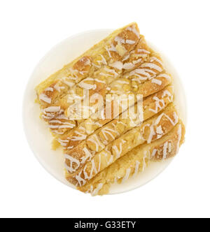 Draufsicht auf eine mehrere Käsescheiben isoliert Dänisch auf einer Platte auf einem weißen Hintergrund. Stockfoto