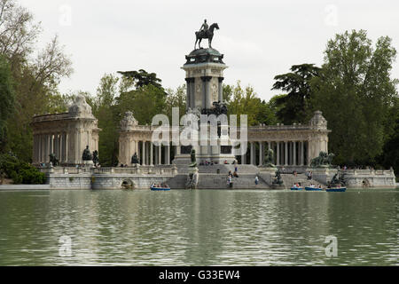 Denkmal für König Alfonso XII mit See vor im Park des angenehmer Rückzugsort, Madrid Spanien (Parque del Buen Retiro) Stockfoto