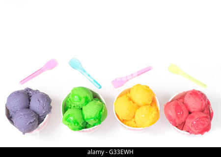 Köstliche Frucht Eis Sorbet in Pappbecher. Ansicht von oben Stockfoto
