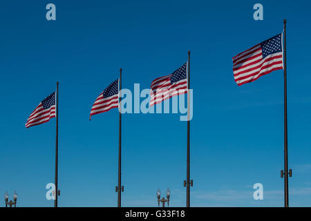 Linie von vier amerikanischen Fahnen schwenkten auf blauen Himmel in der Innenstadt von Chicago Stockfoto