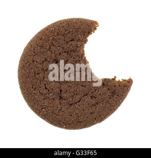 Draufsicht eines holländischen Kakao Cookies, die gebissen worden ist einmal isoliert auf einem weißen Hintergrund. Stockfoto