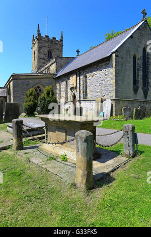 Grab von Catherine Mompesson, St. Lawrence Kirche in Pest Dorf Eyam, Peak District National Park, Derbyshire, England, Großbritannien. Stockfoto