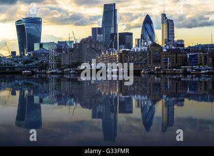Londoner Stadtbild während des Sonnenuntergangs mit seinen Überlegungen von Themse