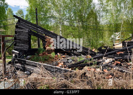 Reste der abgebrannten Haus im Dorf Stockfoto