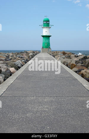 Pier mit Wellenbrecher-Licht oder Leuchtfeuer Stockfoto