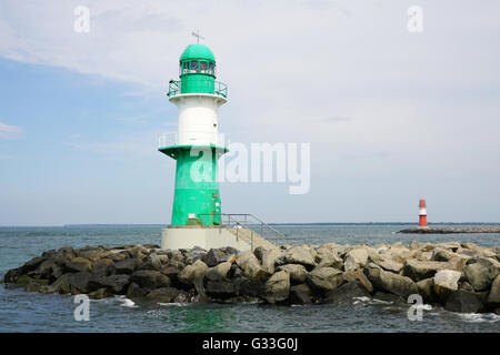 Wellenbrecher-Lichter in der Hafeneinfahrt Stockfoto