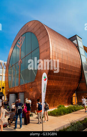 Mailand, Italien - 1. Juni 2015: Nicht identifizierten Personen durch den ungarischen Pavillon auf der EXPO 2015 in Mailand, Italien. EXPO 2015 nahm Platz fr Stockfoto