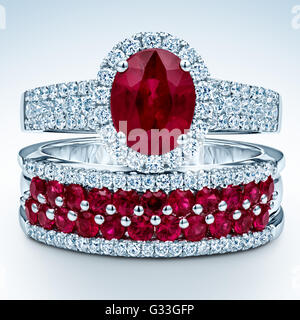 Weissgold Eheringe mit Diamanten und Rubinen. Stockfoto