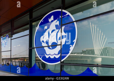Die Blue Peter Kinder TV Serien-Logo an der Seite eines Gebäudes in MediaCityUK im Bereich der Greater Manchester Salford Quays. Stockfoto